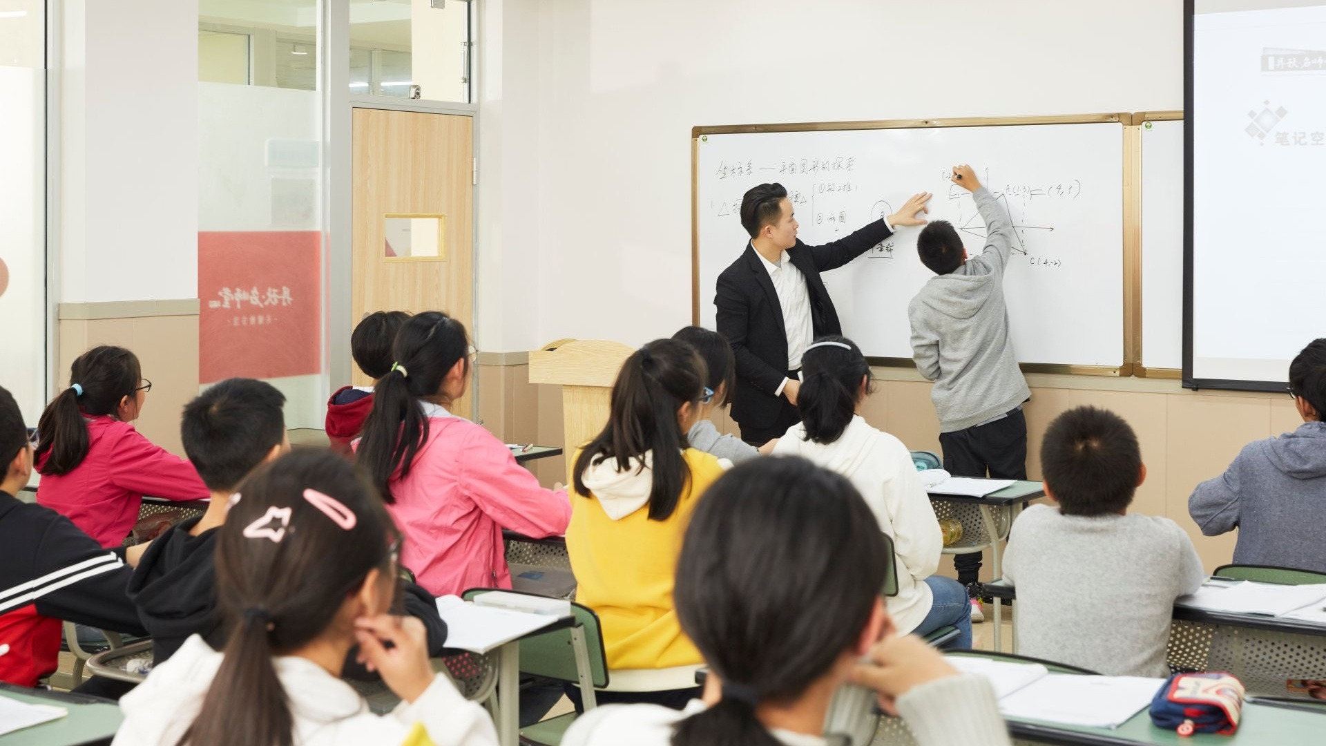 初中课堂实景：教师逐一指导学生