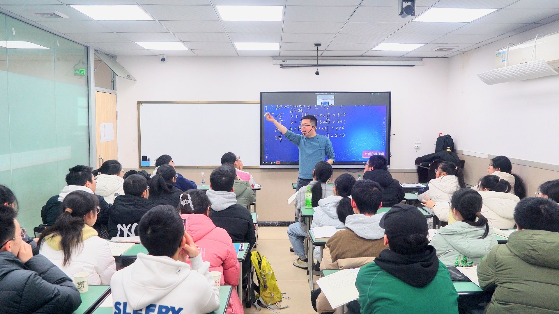 高中课堂实景：教师在教室中授课讲解